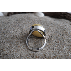 pierścionek z mleczno-miodowym bursztynem
