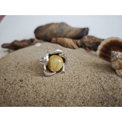 Unikatowy pierścionek z białym bursztynem