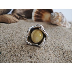 Unikatowy pierścionek z białym bursztynem
