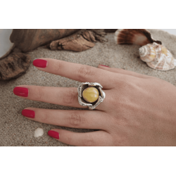 Unikatowy pierścionek z białym bursztynem