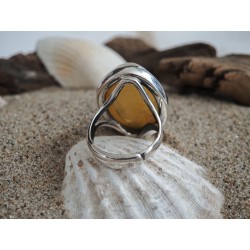 Pierścionek z miodowo-białym bursztynem