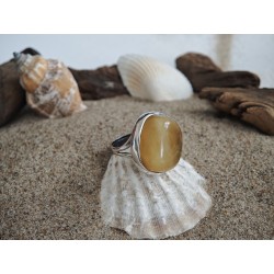 Pierścionek z miodowo-białym bursztynem
