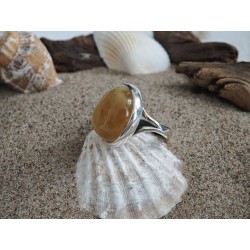 Pierścionek z miodowo-białym bursztynem