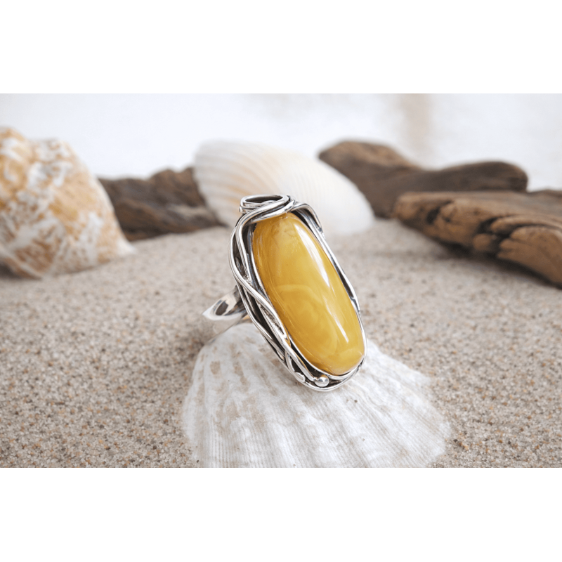 Pierścionek z miodowo-białym bursztynem
