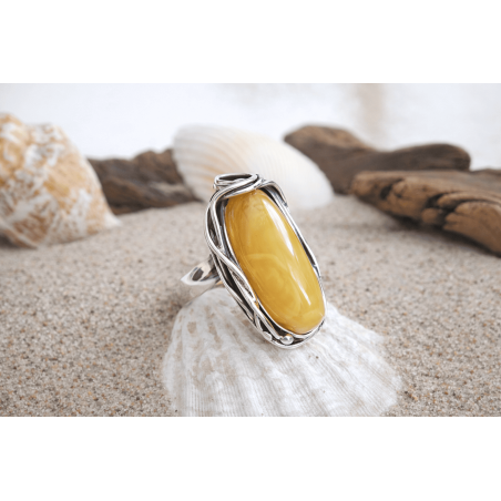 Pierścionek z miodowo-białym bursztynem