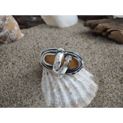 Pierścionek z miodowo-białym bursztynem