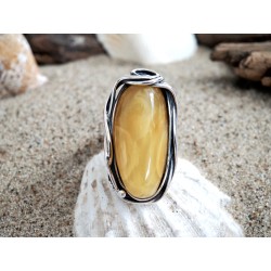 Pierścionek z miodowo-białym bursztynem