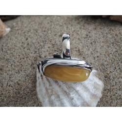 Pierścionek z miodowo-białym bursztynem