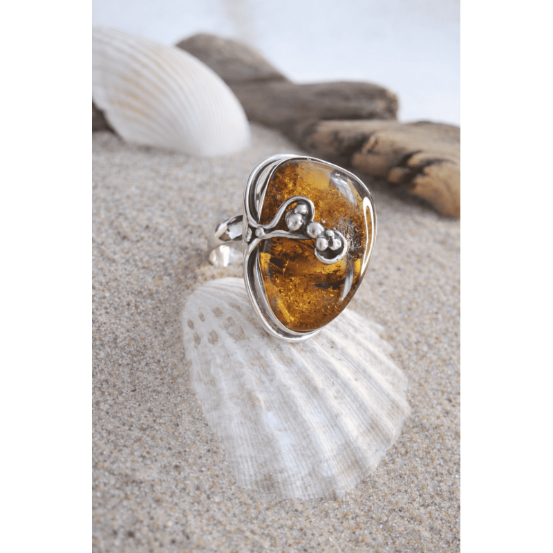 Pierścionek z bursztynem bałtyckim