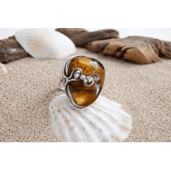 Pierścionek z bursztynem bałtyckim