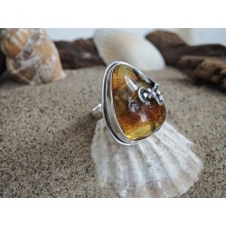 Pierścionek z bursztynem bałtyckim