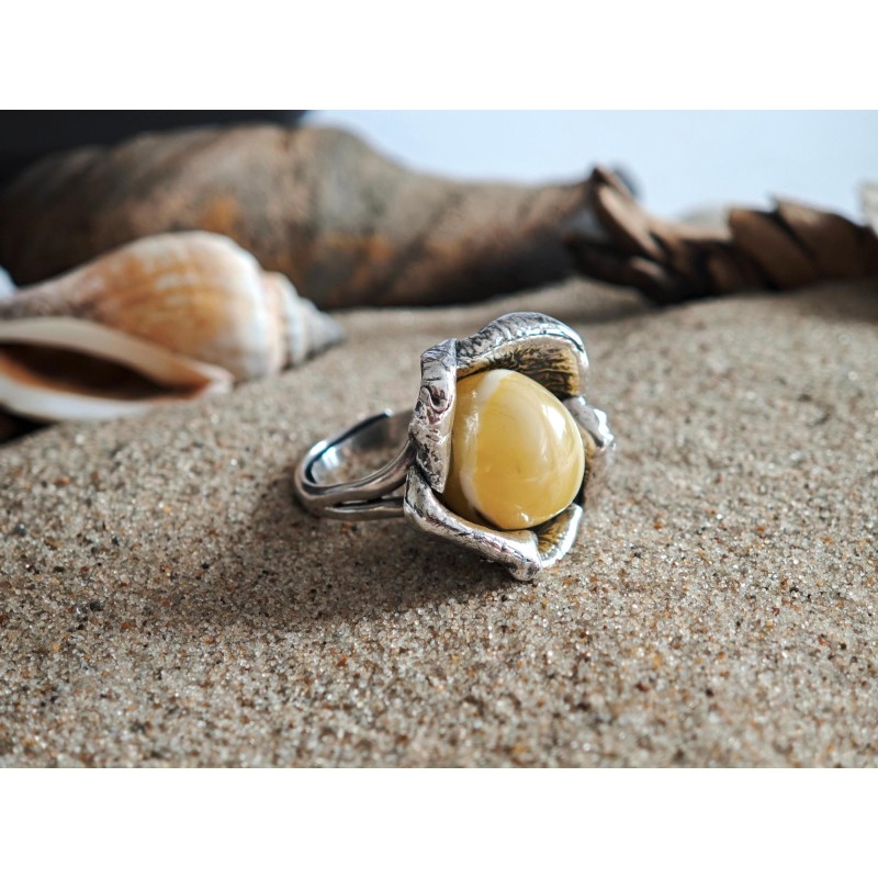 Unikatowy pierścionek z białym bursztynem