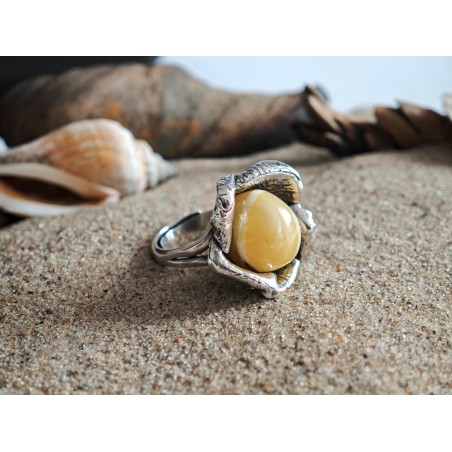 Unikatowy pierścionek z białym bursztynem