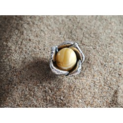 Unikatowy pierścionek z białym bursztynem