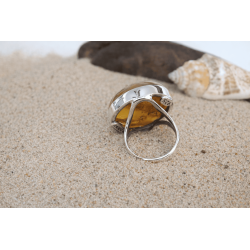 Pierscionek z przepięknym bursztynem bałtyckim