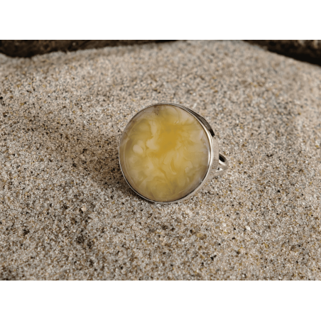 Anillo estilo moneda con excepcional ámbar miel y blanco