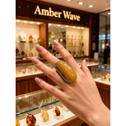 Anillo grande con hermoso ámbar en engaste decorativo