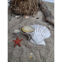 Miodowo-mleczny pierścionek z gładką oprawką