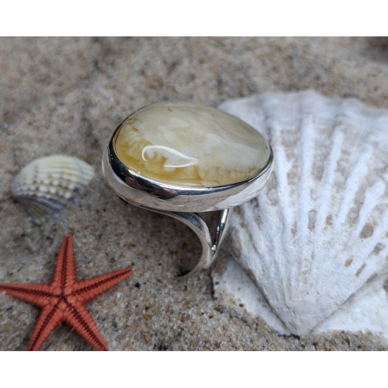 Miodowo-mleczny pierścionek z gładką oprawką