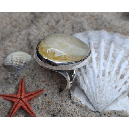 Miodowo-mleczny pierścionek z gładką oprawką