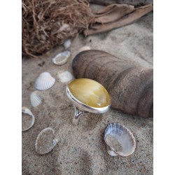 Miodowo-biały pierścionek z...