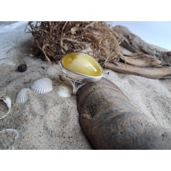 Miodowo-biały pierścionek z gładką oprawą