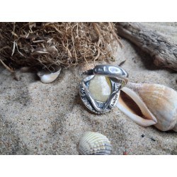 Miodowo-biały bursztyn w pierścionku z oprawką