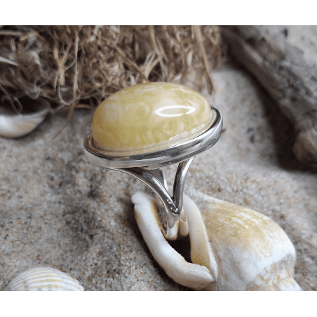 Miodowo-biały bursztyn w pierścionku z oprawką