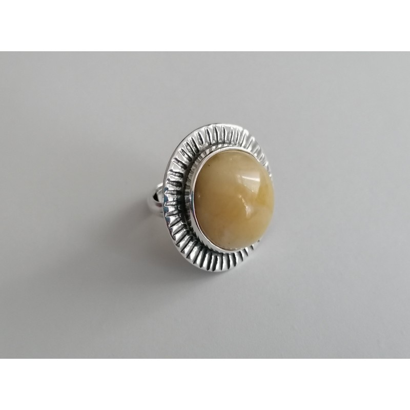 Pierścionek z okrągłym bursztynem i oryginalną oprawą