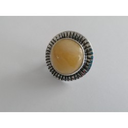 Pierścionek z okrągłym bursztynem i oryginalną oprawą