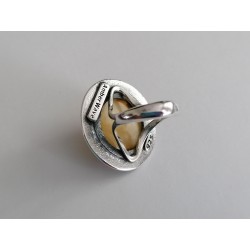 Pierścionek z okrągłym bursztynem i oryginalną oprawą