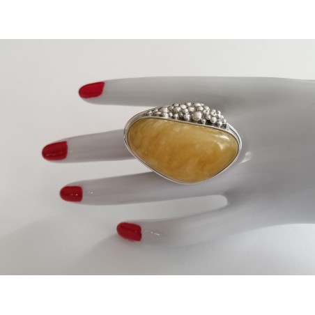Unikatowy pierścionek z podłużnym bursztynem i wyjątkową oprawą ze srebrnych kulek