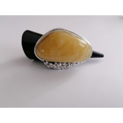 Unikatowy pierścionek z podłużnym bursztynem i wyjątkową oprawą ze srebrnych kulek