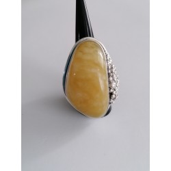 Unikatowy pierścionek z podłużnym bursztynem i wyjątkową oprawą ze srebrnych kulek