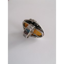 Unikatowy pierścionek z podłużnym bursztynem i wyjątkową oprawą ze srebrnych kulek