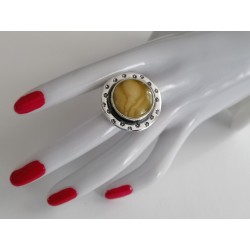Pierścionek z bursztynem i unikatowym wzorem na oprawce ze srebra