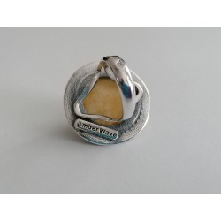 Pierścionek z bursztynem i unikatowym wzorem na oprawce ze srebra