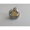 Anillo con ámbar y diseño único en el engaste de plata