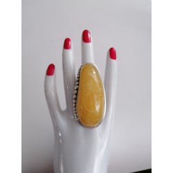 Pierścień z pięknym bursztynem w ozdobnej oprawie